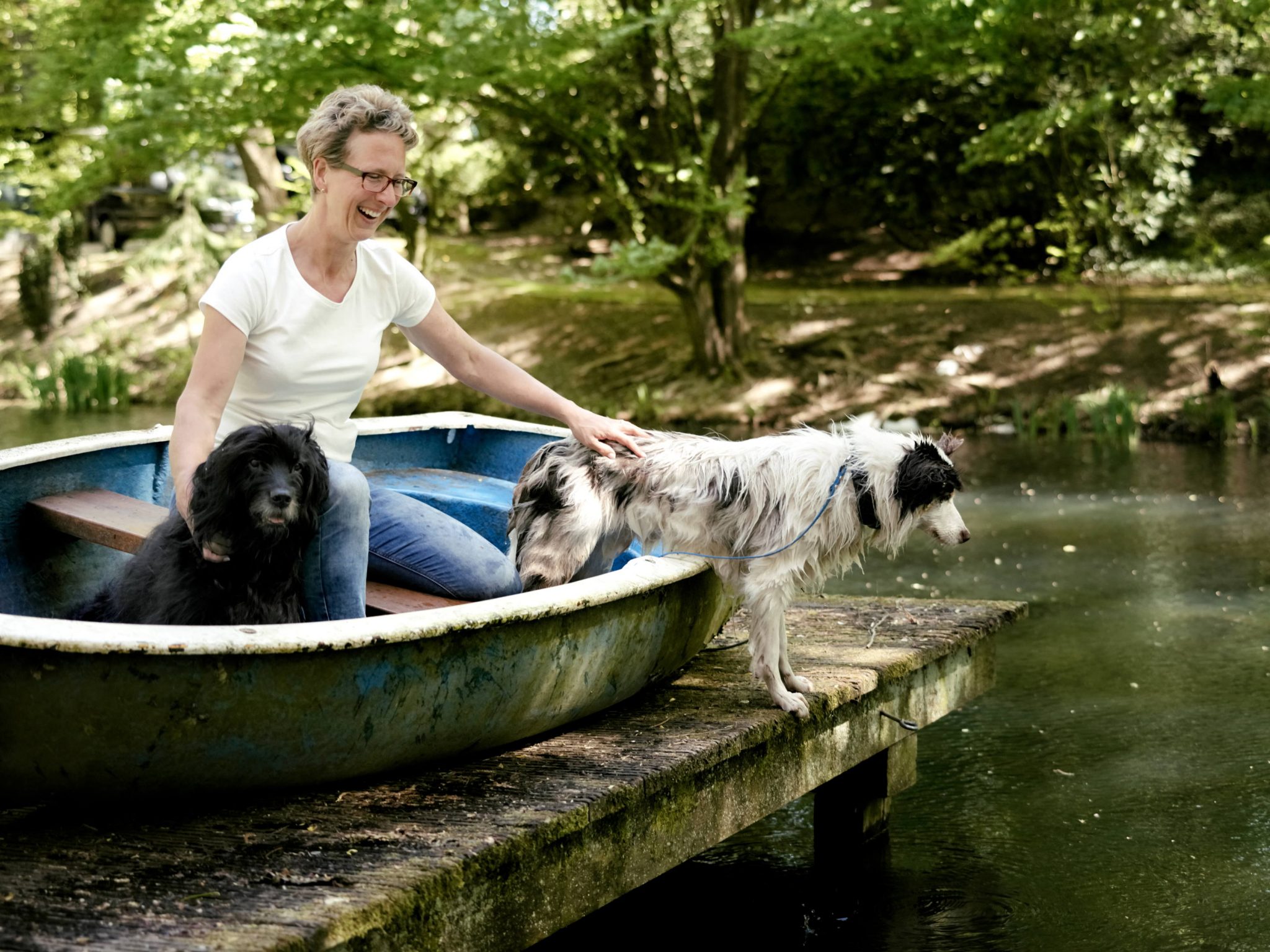 Meike_Hilpert_2_Hunde_im_Boot